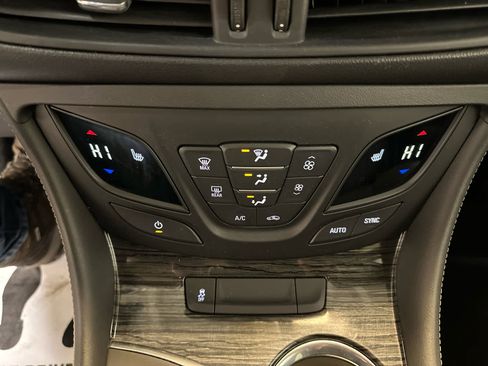 Used 2017 Buick Envision Essence image 16