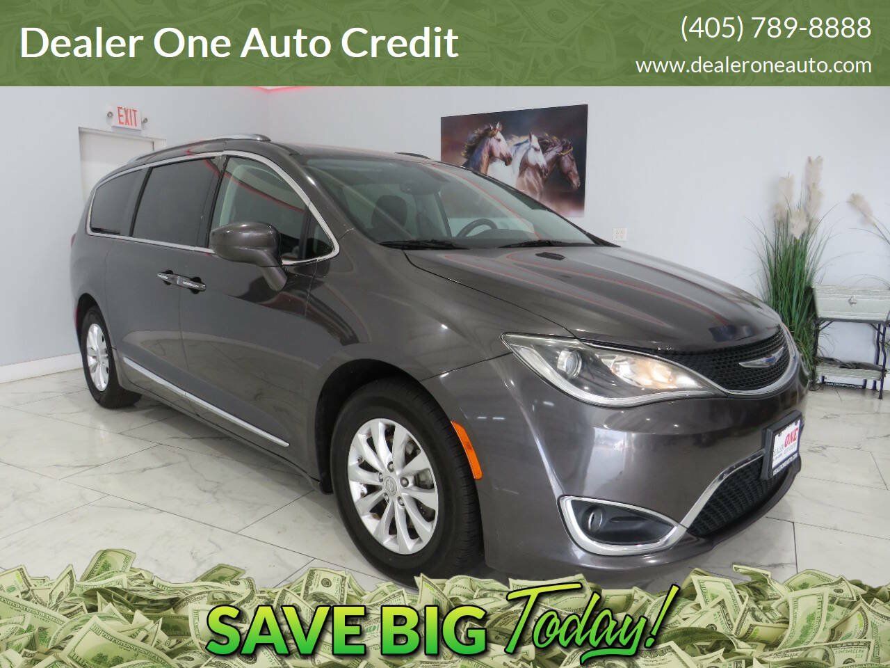 Used 2019 Chrysler Pacifica Touring-L FWD image 1