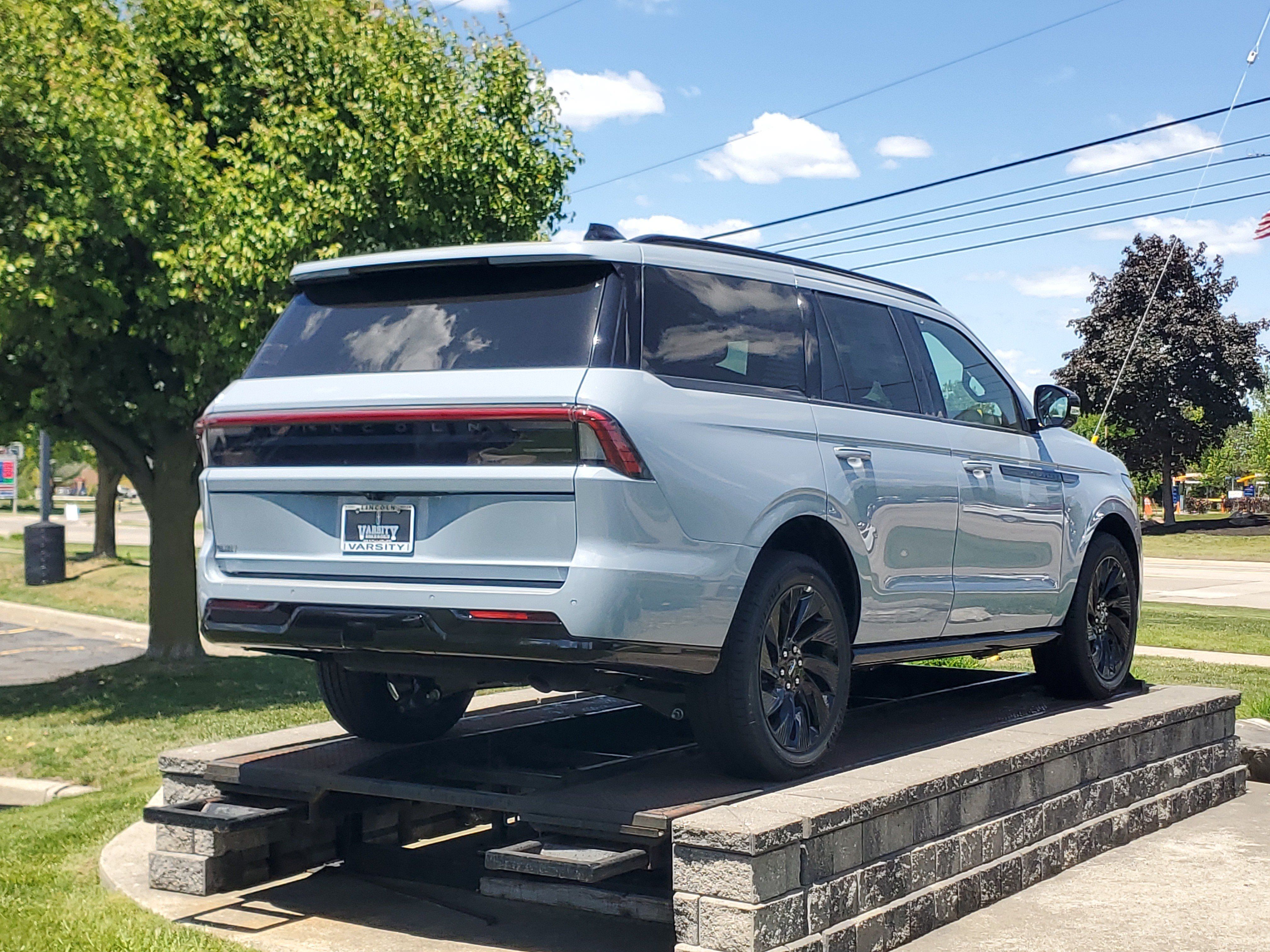 New 2026 Lincoln Navigator Reserve w/ Jet Appearance Package AWD/4WD image 4