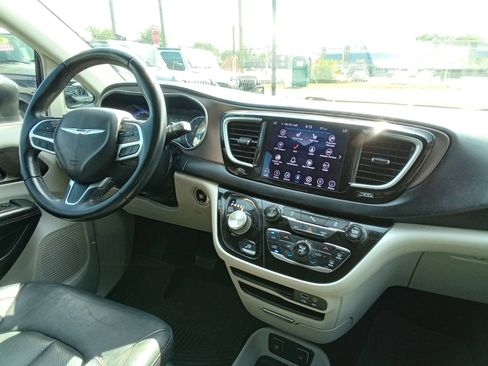Used 2018 Chrysler Pacifica Touring-L FWD image 14
