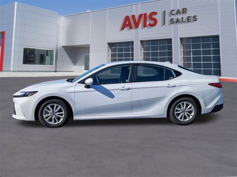 Used 2025 Toyota Camry LE image 2