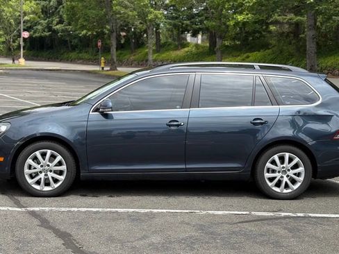 Used 2010 Volkswagen Jetta SE image 2