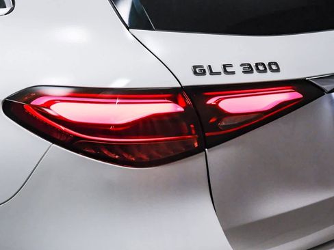 Certified 2025 Mercedes-Benz GLC 300 image 7