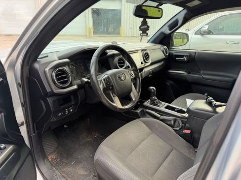 Used 2017 Toyota Tacoma TRD Sport w/ Tow Package RWD image 9