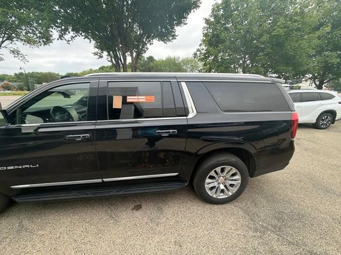 Used 2025 GMC Yukon XL Denali AWD/4WD image 3