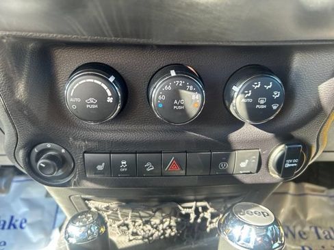 Used 2015 Jeep Wrangler Unlimited Rubicon AWD/4WD image 27