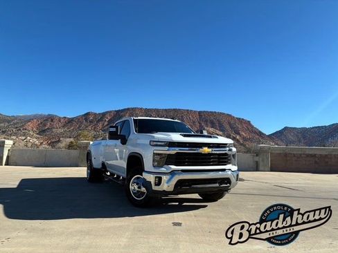 Used 2025 Chevrolet Silverado 3500 LT image 2