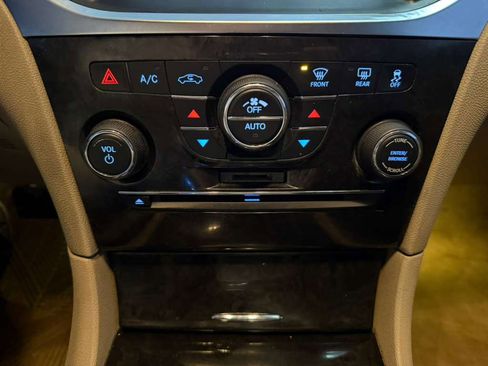 Used 2014 Chrysler 300 w/ Driver Convenience Group image 36