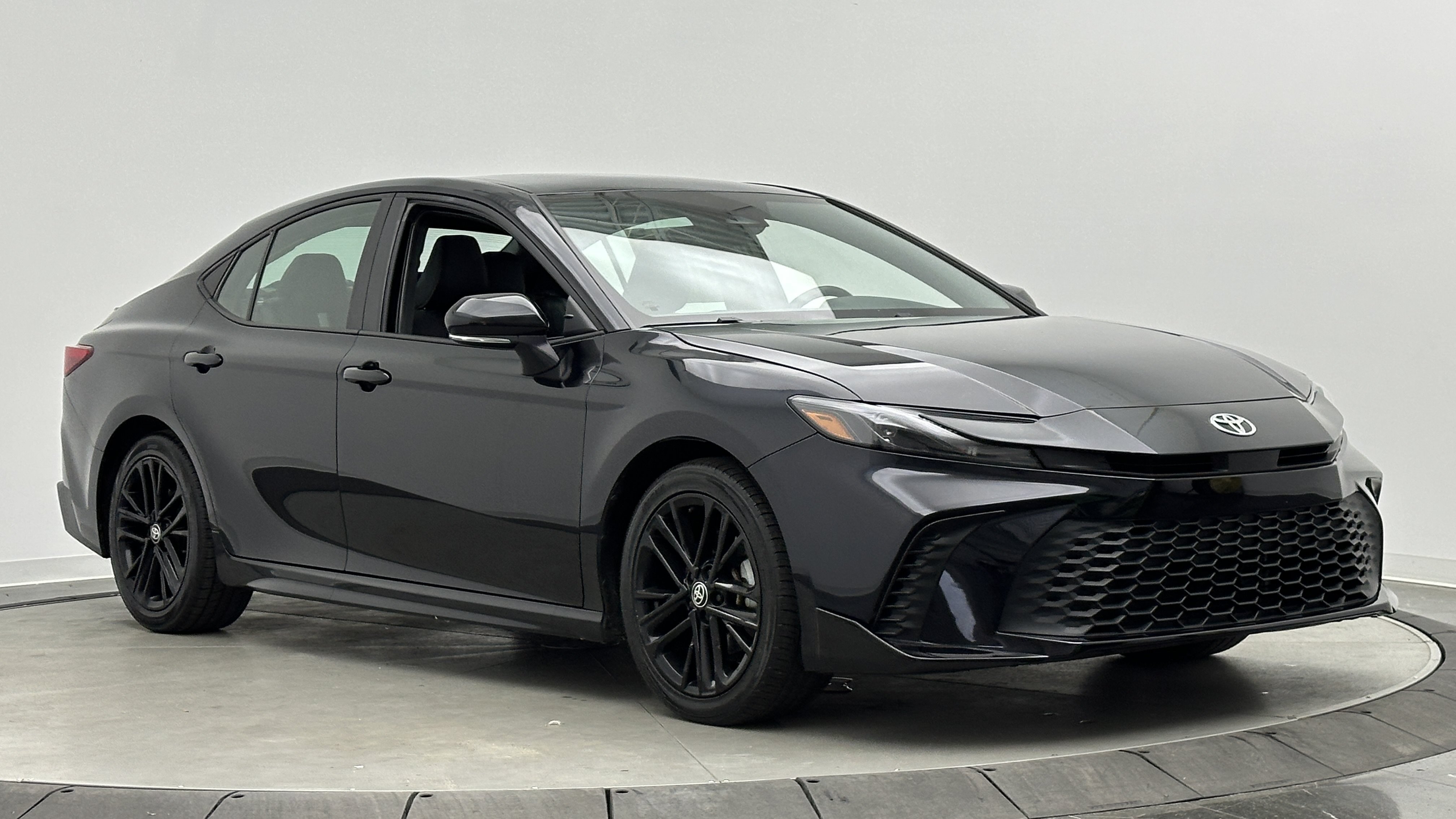 Used 2025 Toyota Camry SE FWD image 3