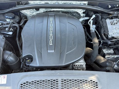 Used 2021 Porsche Macan AWD/4WD image 37