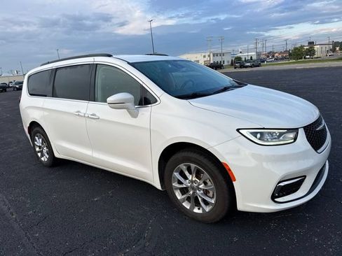 Used 2022 Chrysler Pacifica Touring-L AWD/4WD image 3