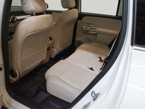 Used 2022 Mercedes-Benz GLB 250 4MATIC image 23