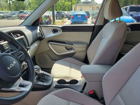 Used 2025 Kia Soul LX w/ LX Technology Package FWD image 13