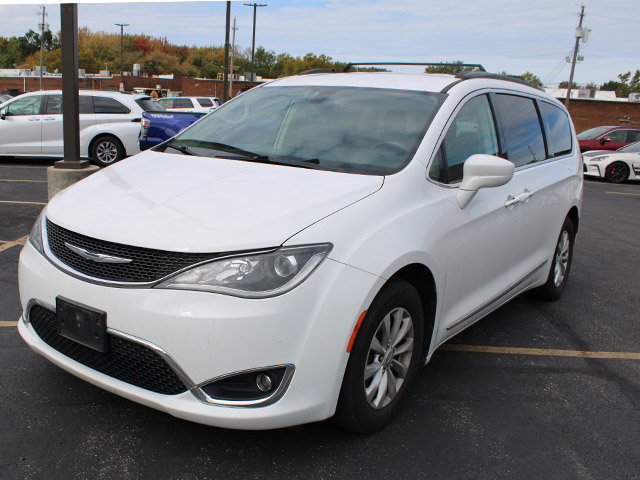 Used 2017 Chrysler Pacifica Touring-L FWD image 2
