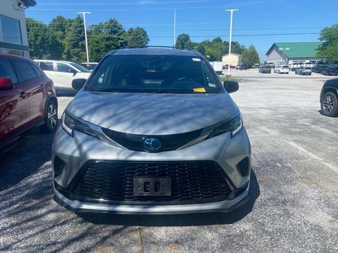 Used 2021 Toyota Sienna XSE w/ XSE Plus Package AWD/4WD image 2