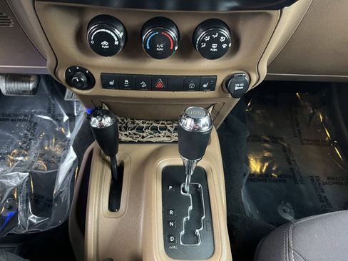 Used 2014 Jeep Wrangler Rubicon w/ Power Convenience Group image 16