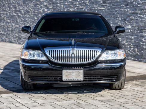 Used 2009 Lincoln Town Car Signature Limited image 6