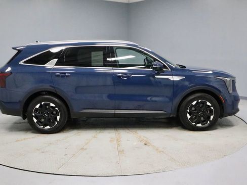 Used 2025 Kia Sorento S FWD image 6