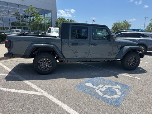 New 2025 Jeep Gladiator Sport image 33