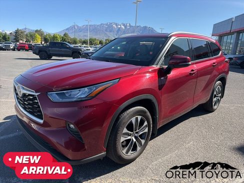 Used 2020 Toyota Highlander XLE AWD/4WD image 3