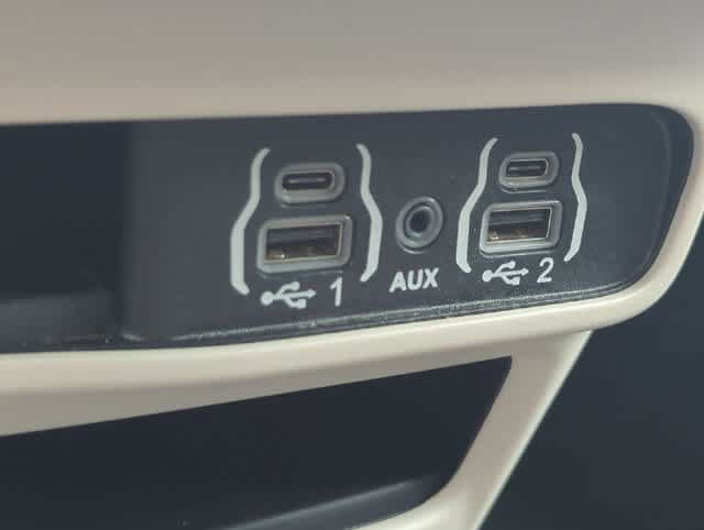 Certified 2024 Chrysler Pacifica Touring-L FWD image 32