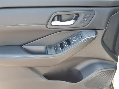 Used 2024 Nissan Rogue SL w/ SL Premium Package FWD image 15