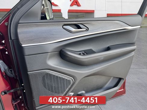 Used 2025 Jeep Grand Cherokee Limited w/ Black Appearance Package AWD/4WD image 39