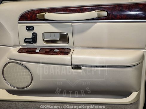 Used 2010 Lincoln Town Car Signature Limited image 65