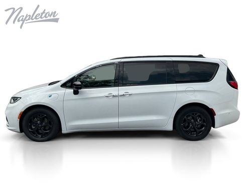 Used 2024 Chrysler Pacifica Premium FWD image 2