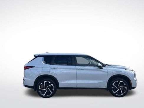 Used 2023 Mitsubishi Outlander SE AWD/4WD image 16