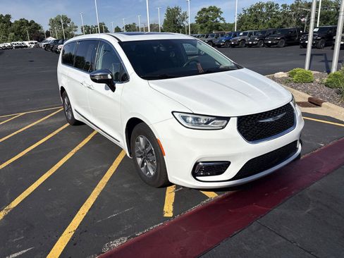 Used 2023 Chrysler Pacifica Limited FWD image 3