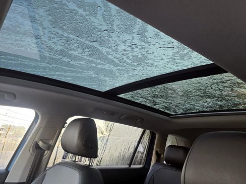 Used 2019 Volkswagen Tiguan SE w/ Panoramic Sunroof Package image 17