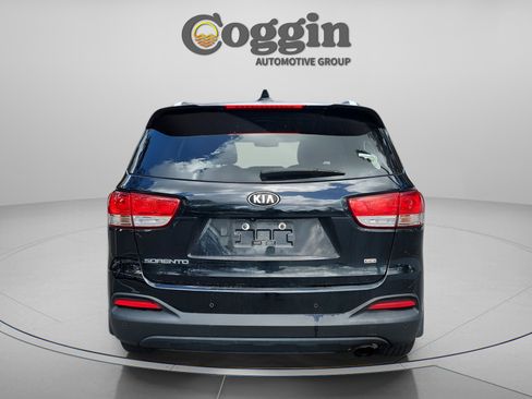 Used 2017 Kia Sorento LX w/ LX Convenience Package image 5