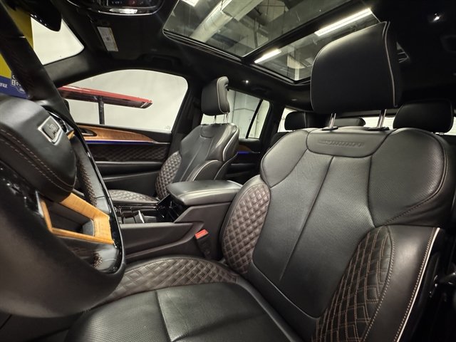 Used 2023 Jeep Grand Cherokee Summit AWD/4WD image 28