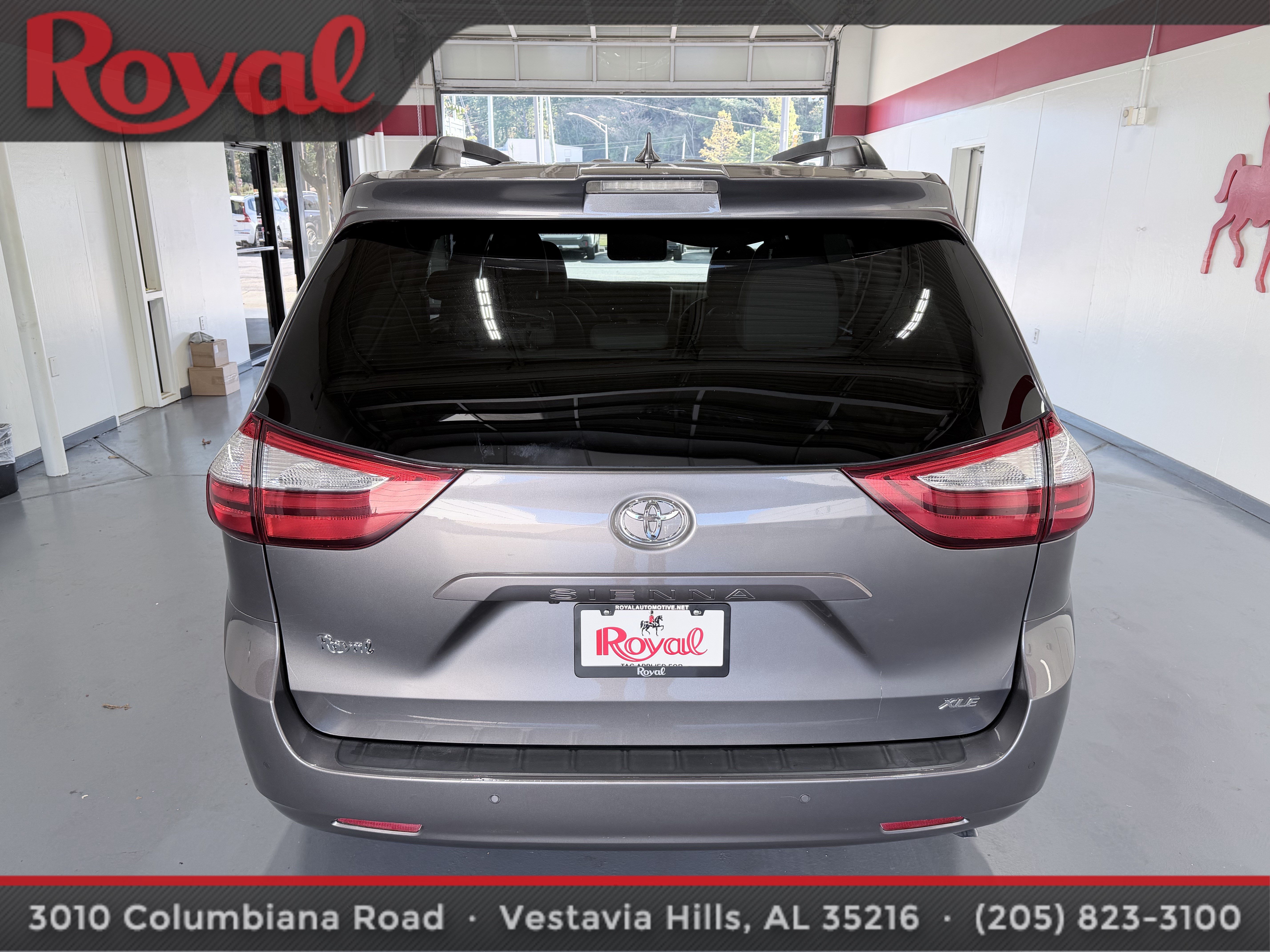 Used 2018 Toyota Sienna XLE w/ XLE Navigation Package FWD image 5