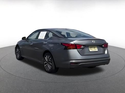 Used 2025 Nissan Altima 2.5 SV FWD image 14