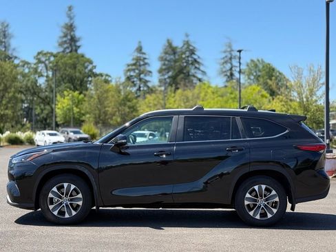 Used 2023 Toyota Highlander XLE AWD/4WD image 2