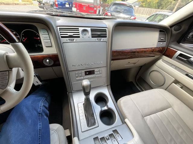 Used 2004 Lincoln Navigator Luxury AWD/4WD image 12