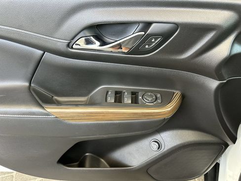 Used 2021 GMC Acadia SLE w/ Driver Convenience Package FWD image 23