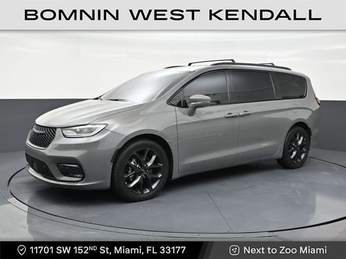 Used 2022 Chrysler Pacifica Limited w/ S Appearance Package image 1