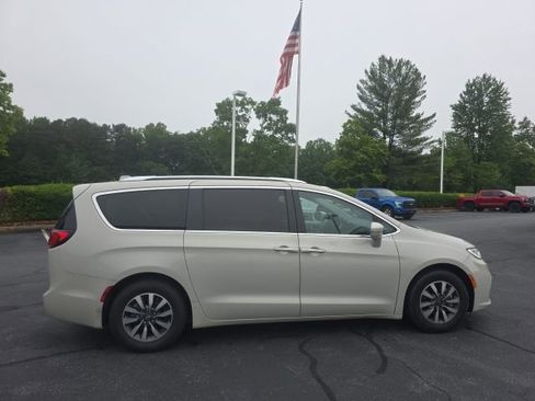 Used 2021 Chrysler Pacifica Touring-L FWD image 9
