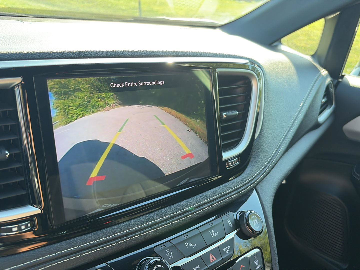 Used 2024 Chrysler Pacifica Touring FWD image 23
