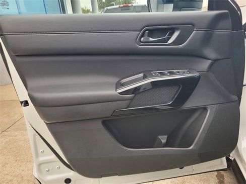 New 2025 Nissan Pathfinder S image 7