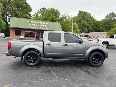 Used 2021 Nissan Frontier SV w/ Midnight Edition Floor Mats RWD image 4