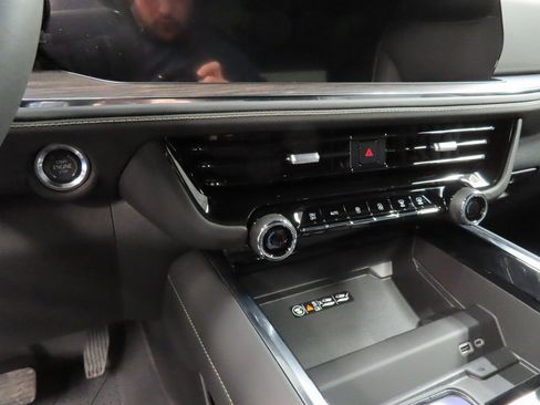 Used 2025 Chevrolet Suburban Premier image 60