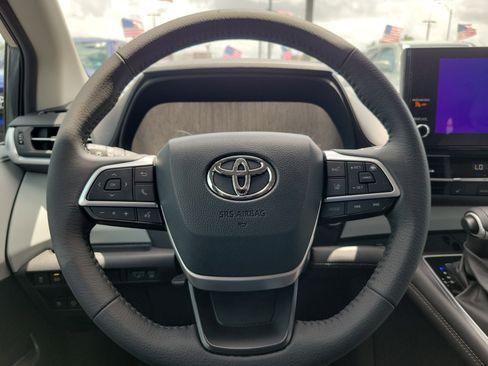 Used 2025 Toyota Sienna XLE FWD image 23
