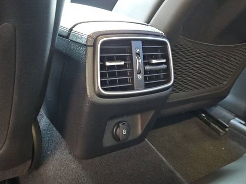 Used 2022 Genesis G70 2.0T image 16