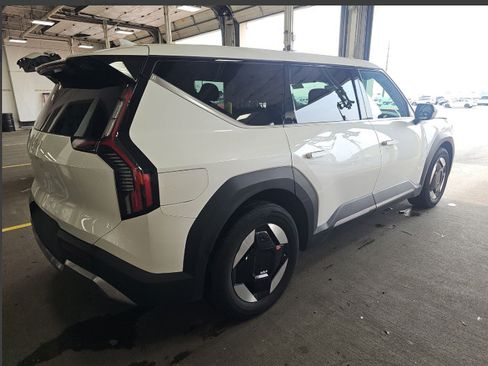 Used 2024 Kia EV9 Light Long Range RWD image 3