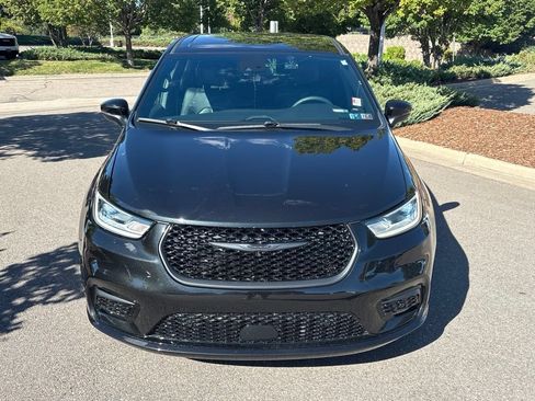 Used 2023 Chrysler Pacifica Touring-L w/ S Appearance Package FWD image 8