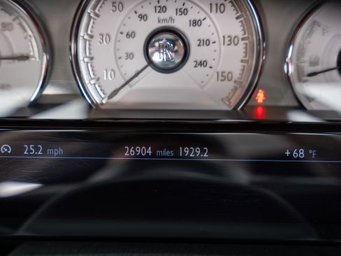 Used 2017 Rolls-Royce Dawn RWD image 40